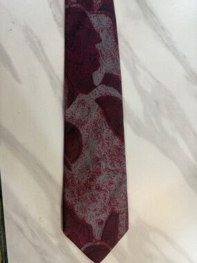 Rare Vintage Fratelli moda Burgundy Patterned Silk Tie